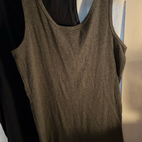 Denver Hayes xl grey top- black xl Life is Good Tank Tops - new or like new - Picture 3 of 10